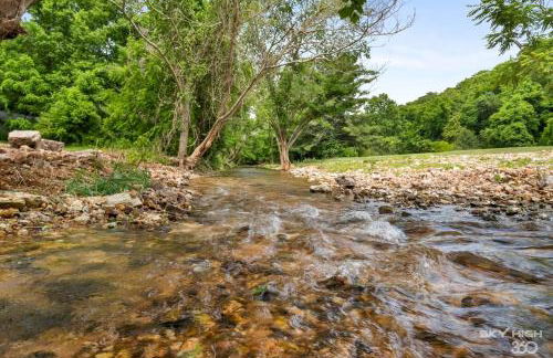 Creekside Oasis - 5BR Retreat with Pool & Hot Tub - Foto 51