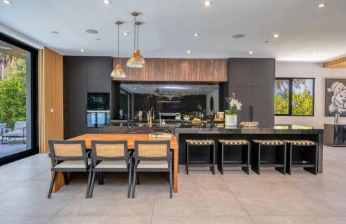 Luxury 6BR Beverly Hills Villa with Pool and Views - Photo 49