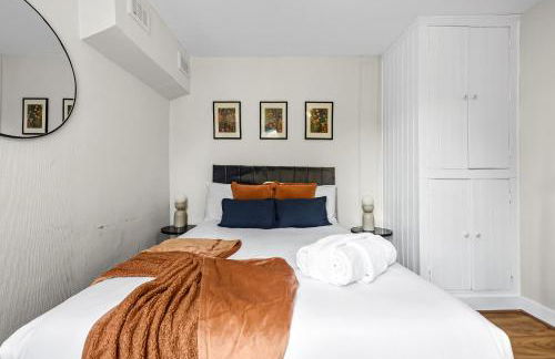 Spacious 4BR Home with Garden Close to Transport - Foto 16