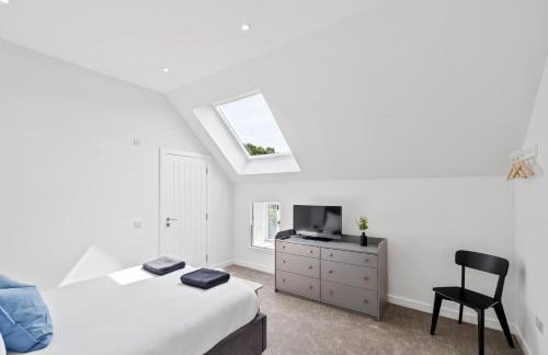 FLOUR MILL HOUSE at PITKERRO MILL, 4 double bedrooms, TVs, 3 en-suite, separate shower, wc, fully equipped kitchen, games room, large family lounge, private parking, WiFi, private garden and courtyard, long stay rates available through Honeycomb Hosts - Foto 23