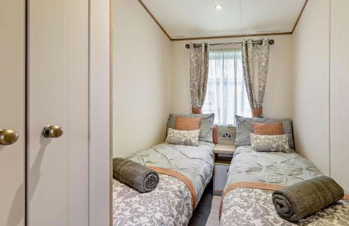 Binky Lodge Stylish Cosy 3-Bedroom Holiday Lodge Hoburne Naish Barton on Sea - Photo 7