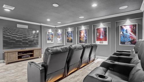 Brand NEW Modern Luxury wPrivate Pool Hot Tub BBQ Home Cinema 2 Miles to Disney - Foto 2