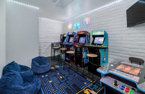 5BR Oasis with Pool, Arcade, Sauna - Photo 25