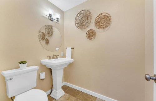 3BR Reno Retreat · Swim Spa & Spring Sunshine - Foto 13