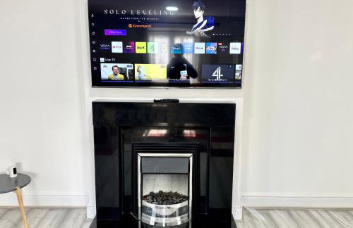 Spacious 3-Bed Home with Garden, Private Parking, Smart Tv's, Fast Wi-Fi - Photo 8