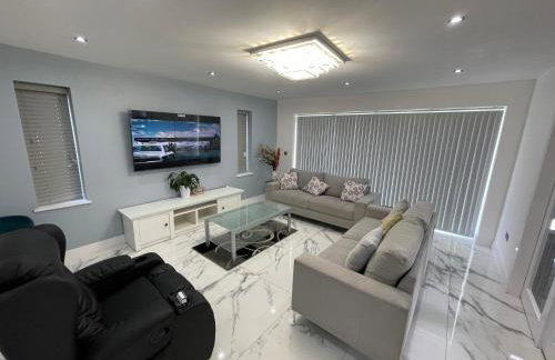 Modern 4 Bedroom Stylish Villa with out-door Hot Tub - Foto 16