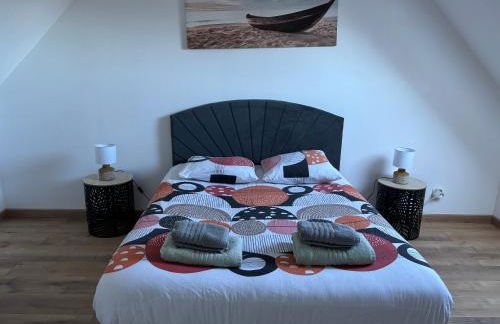 Saint Ho Mer Maison lumineuse vue mer 8 pers 4 chambres 2 sdb 2 WC étage rénové en 2025 belle terrasse grand jardin clos parking 8 mn à pied petite plage grand jardin près de Port en Bessin, Bayeux et plage Omaha beach - Foto 24