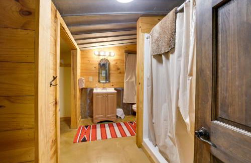 Rural and Horse-Friendly Cabin about 24 Mi to Bandera! - Foto 16