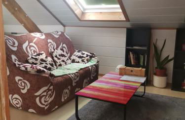 GästeZimmer im Altbau Dachgeschoss mit kleinem Bad WLAN, TV und Parkplatz - Foto 1