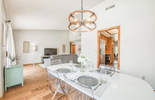 Stylish 3BR/2BA Retreat w/ Pool! Dream Getaway - Foto 20