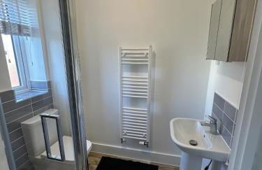 3 Bed Home with Driveway Parking for Contractors & Family stays in Stafford - Foto 14