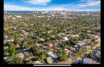 Freshly Renovated Fort Lauderdale Pool Home with 4 Bedrooms and 4 Bathrooms - Foto 1