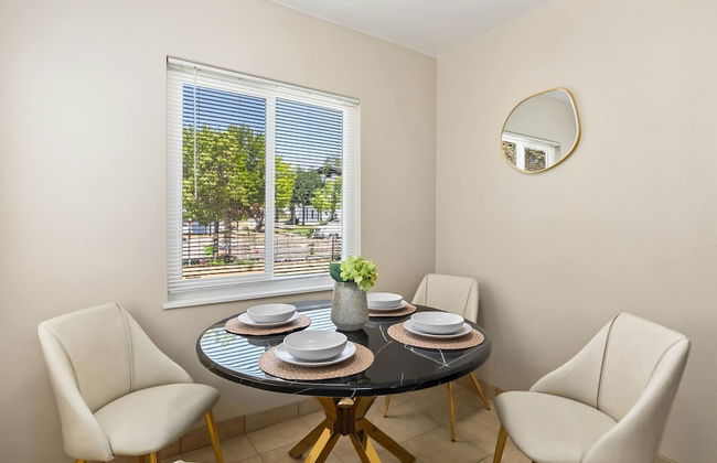 Modern Retreat With Spacious Yard Cozy Interiors - Foto 31