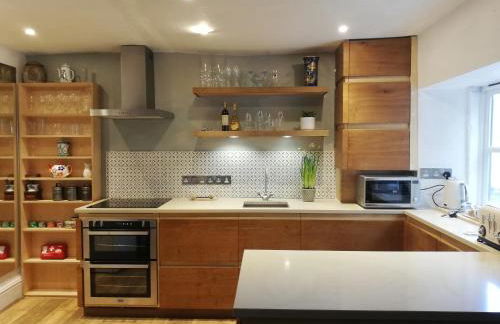 Charming 3 bedroom house with indoor wood burner. - Photo 4