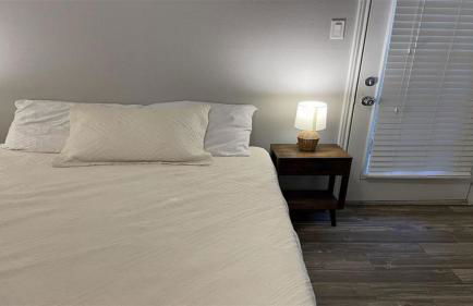 Spacious Poolside Oasis with Easy Access & Parking - Foto 4