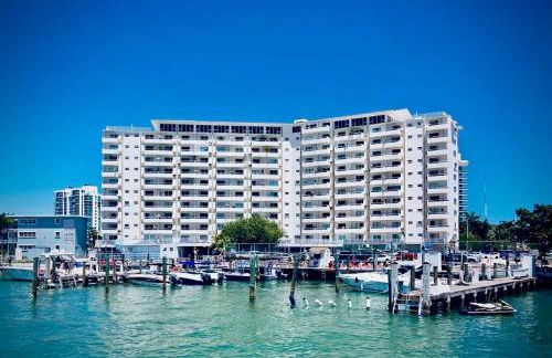 Premium Modern waterfront apartment with Miami Skyline view on the bay 5 mins drive to Miami Beach with free parking - Foto 25