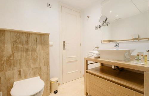 Modern beachside Penthouse with amazing sea views in Costabella, Marbella - Photo 20