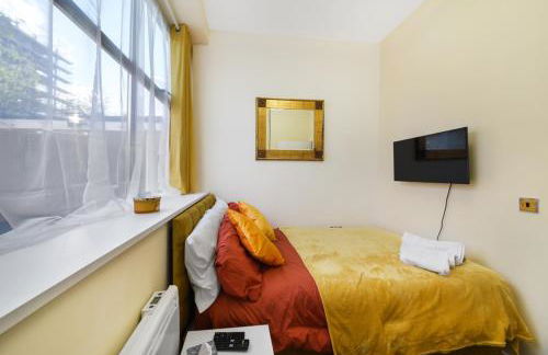 London Lets Stay Here with parking - Foto 12