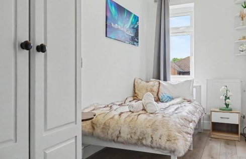 4BR Heathrow Base Free Parking Fast Wi-Fi - Foto 19