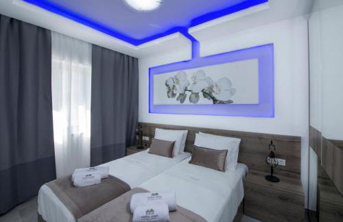 TWIN'S HOME LUXURY SUITES - Photo 4