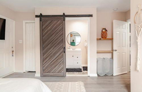 Stylish 3BR Townhouse with Backyard,and Easy Parking - Photo 31