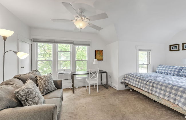 Unique Charmer: Outdoor Space & More Near Um 3 Bedroom Home by RedAwning - Foto 4