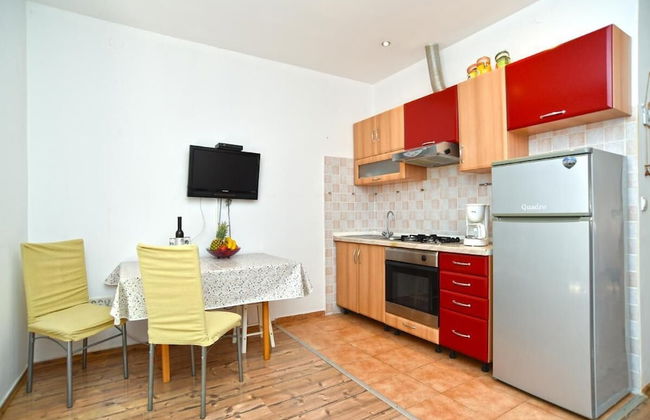 Cozy Apartment With Shared Pool - Photo 15