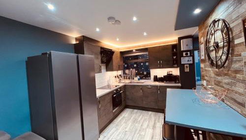 MODERN SUITES -5 Bedroom House- With FREE PARKING Birmingham city - Foto 3