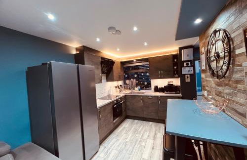 MODERN SUITES -5 Bedroom House- With FREE PARKING Birmingham city - Foto 3