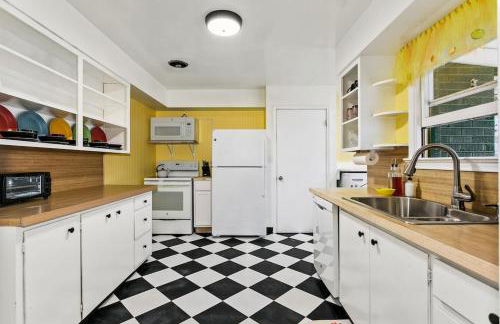 CUTE Remodeled Midcentury Cottage on Boise Bench - Photo 2