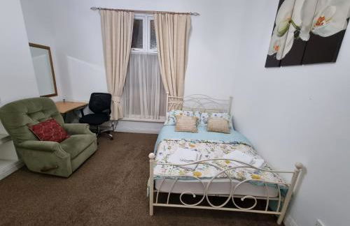 Spacious Apartment Near Rochdale Centre Train Tram Bus Free Parking Fast Wi-Fi - Foto 31