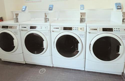 Getaway Villa- 3 mins to Mohegan- Fully Stocked with Two Full Beds & Fireplace- Jacuzzi, Saltwater Pools, Sauna - Foto 27