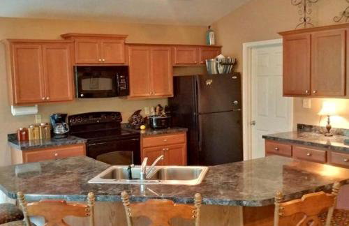 Lovely Waterfront Cabin Ideal for Weekend Getaway on Greers Ferry Lake, Arkansas - Foto 3