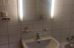 Geräumiges Apartment 90 m Zwei Schlafzimmer große Küche mit Essbereich Badewanne Waschmaschine Spülmaschine gesamte Unterkunft gehört Ihnen - Photo 12