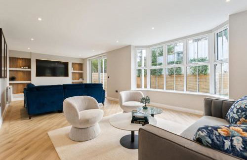 Luxury Four Bedroom Home Near Sandbanks - Photo 8
