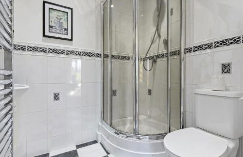 Stunning Countryside Home in Surrey by 53 Degrees Property, Ideal for Family Getaways, Private Tennis Court! - Foto 36