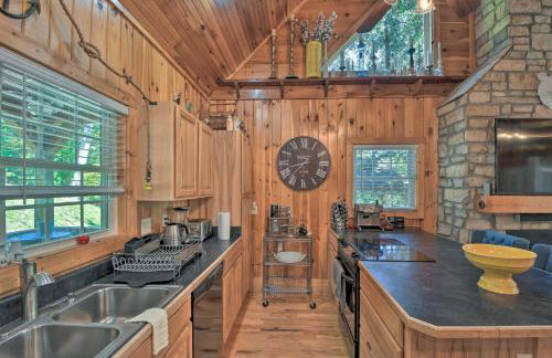 Lovely Lake Hartwell Retreat Dock, Deck and Grill! - Foto 6