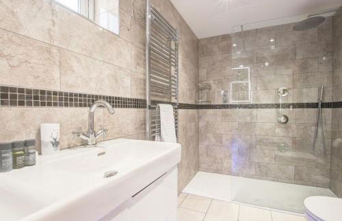 Hunters Cottage - Luxury, high end, hot hub, AC, slipper bath, couples retreat - Photo 61