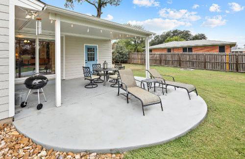 Adorable Southside ATM Cottage with Bikes, Pets OK - Photo 11