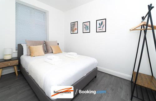 Three Bedroom Apartment At Buonomo Stays Short Lets & Serviced Accommodation With Netflix & Games - Foto 13