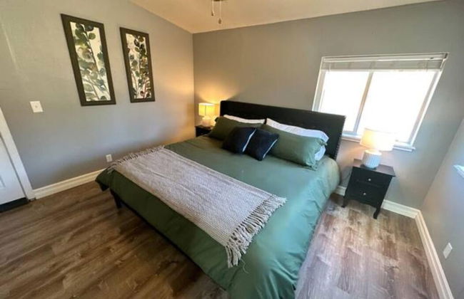 Enchanting Getaway: Farmhouse and Tiny House Duo - Foto 11