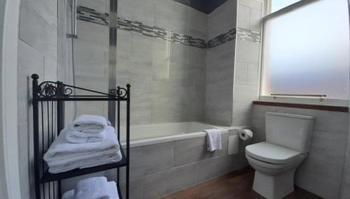 A two bedroom apartment - Victorian Villa at 8 Priestfield Road - Foto 2