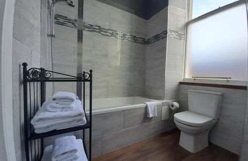 A two bedroom apartment - Victorian Villa at 8 Priestfield Road - Foto 2