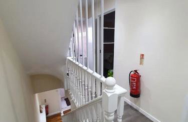 5 Bedroom House by monishortlets - Foto 51