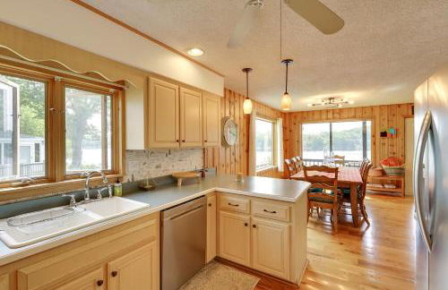 Lakefront Queensbury Home Kayaks and Boat Dock - Foto 10