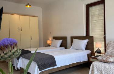 Private studio apartment with a garden and a terrace - Photo 17