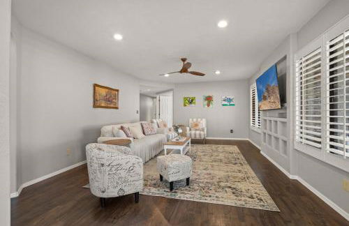 French Country Charm with Pool and Mountain Views - Foto 47