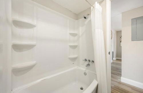 Beachside Bungalow- 2 minutes from the beach! - Foto 12