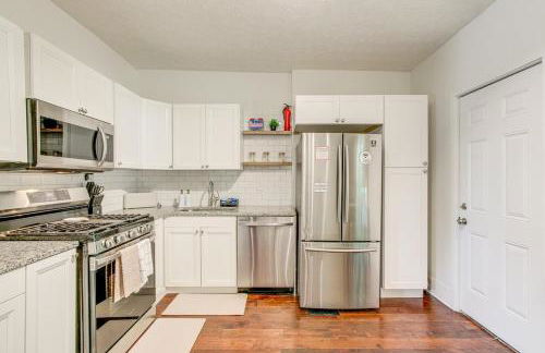 Quiet & Spacious Home Near Downtown - Foto 1