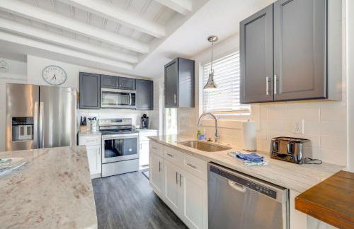 Modern Oak Island Escape 1 Mile to Long Beach! - Foto 11